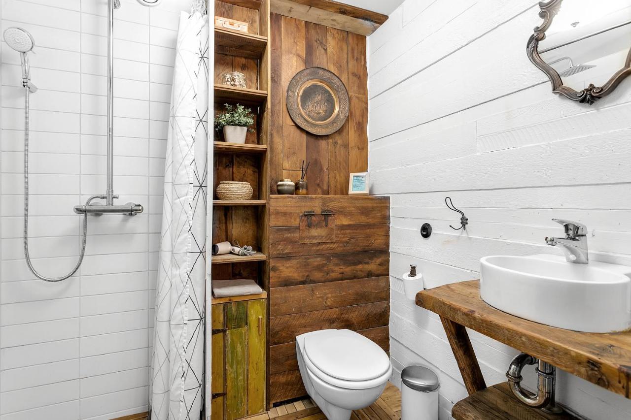 Rustic Retreat In The Center Of
