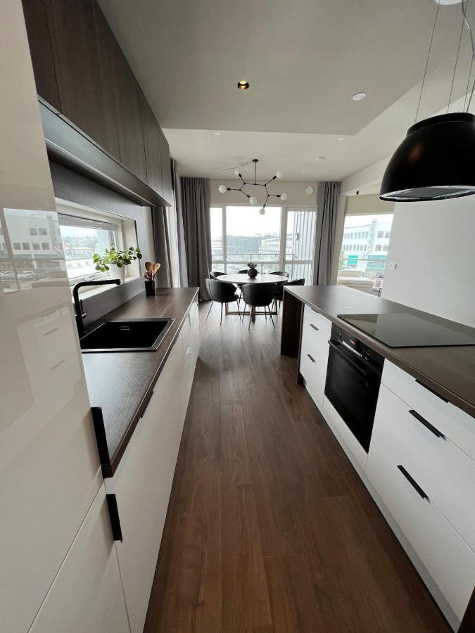 Brand New Modern In Central Apartment *