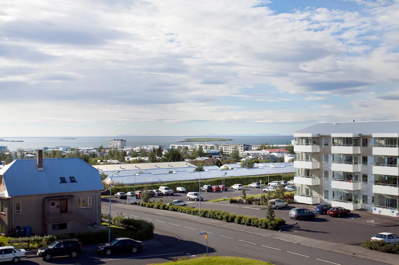 Overlooking The City, Bright & Cozy - Free Parking Apartment