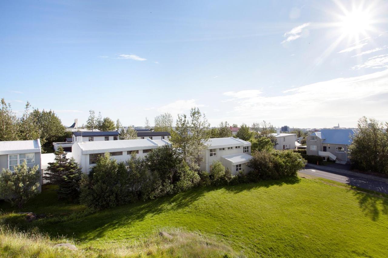 Overlooking The City, Bright & Cozy - Free Parking Apartment