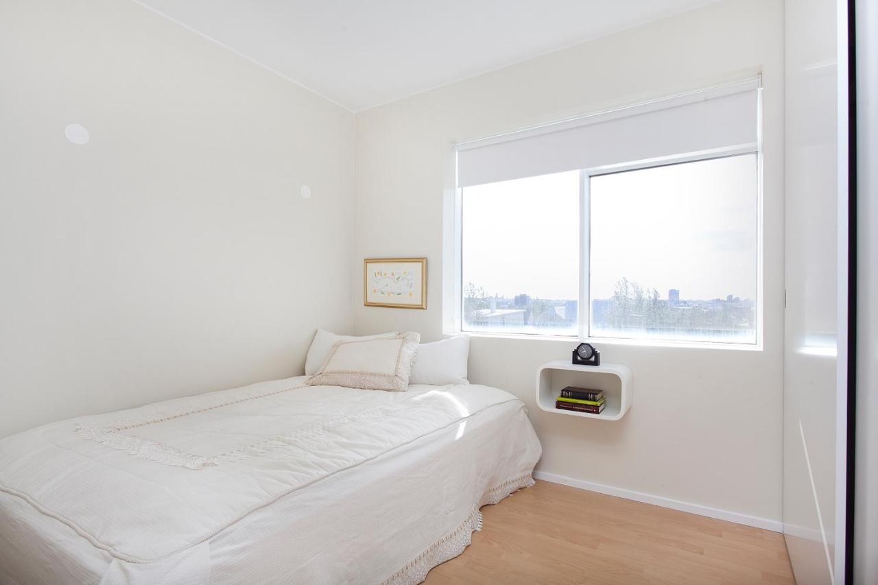 Overlooking The City, Bright & Cozy - Free Parking Apartment *
