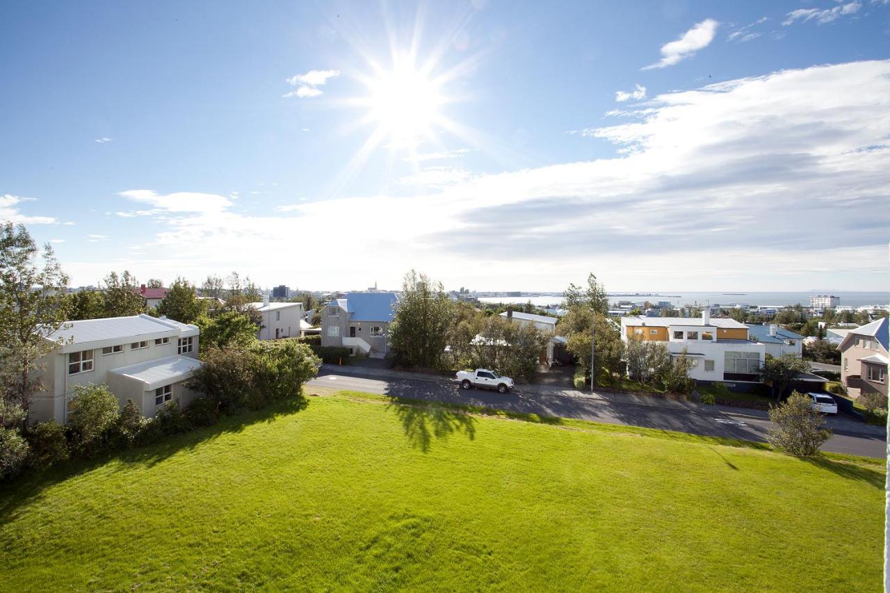 Overlooking The City, Bright & Cozy - Free Parking *