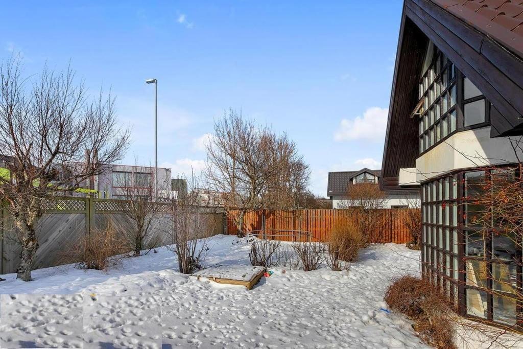 Icelandic Art Garden W. Parking In Centre Villa *
