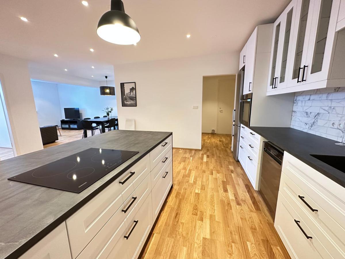Modern And Spacious 4br Apartment,only 3 Km Drive From Downtown Apartment