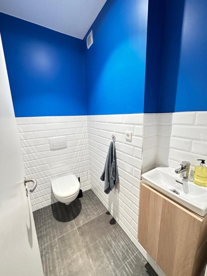 Apartment Modern And Spacious 4br Apartment,only 3 Km Drive From Downtown *