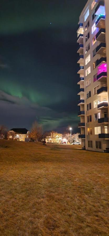 Overlooking The City, Bright & Cozy - Free Parking Apartment *