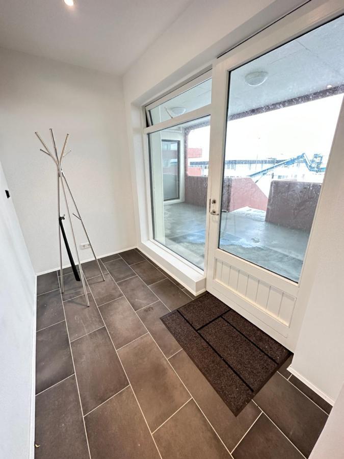 Modern And Spacious 4br Apartment,only 3 Km Drive From Downtown Apartment *