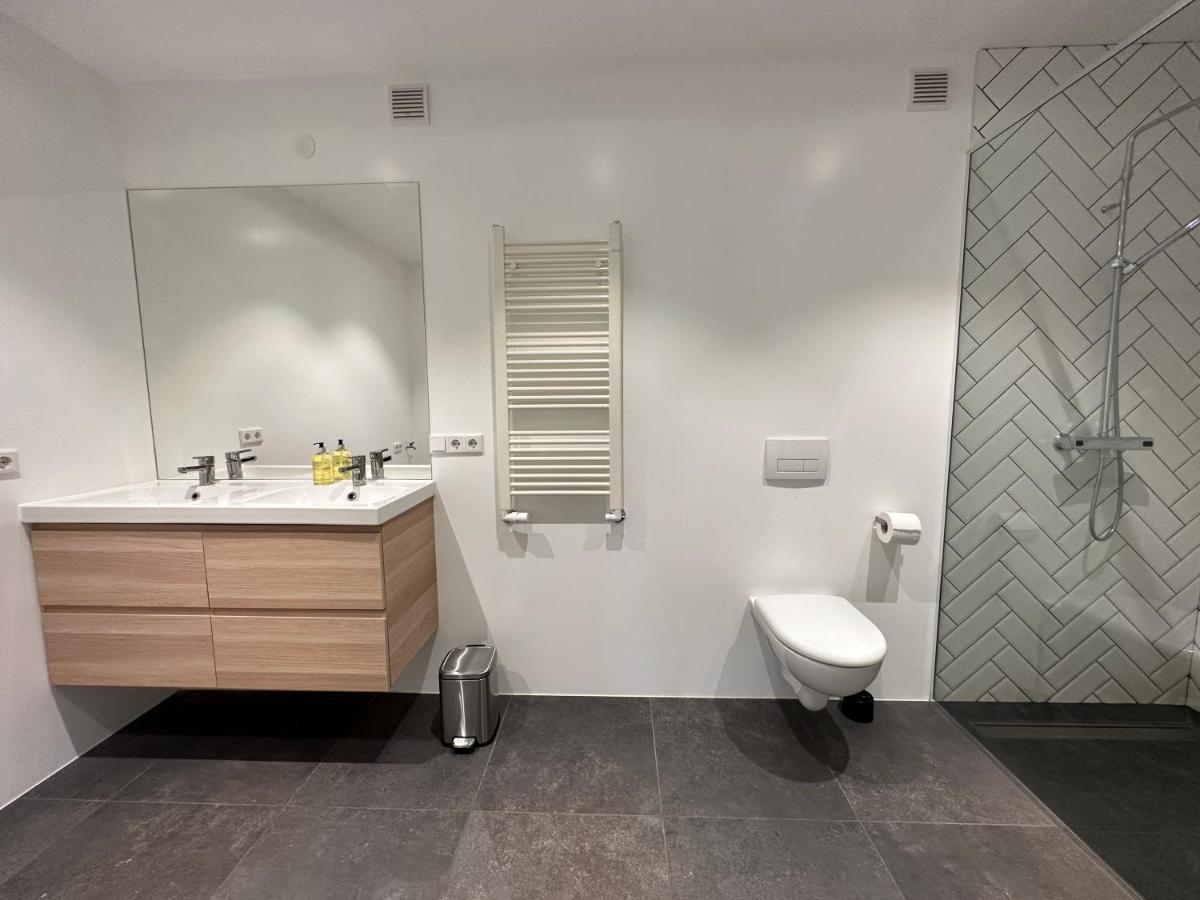 Apartment Modern And Spacious 4br Apartment,only 3 Km Drive From Downtown *