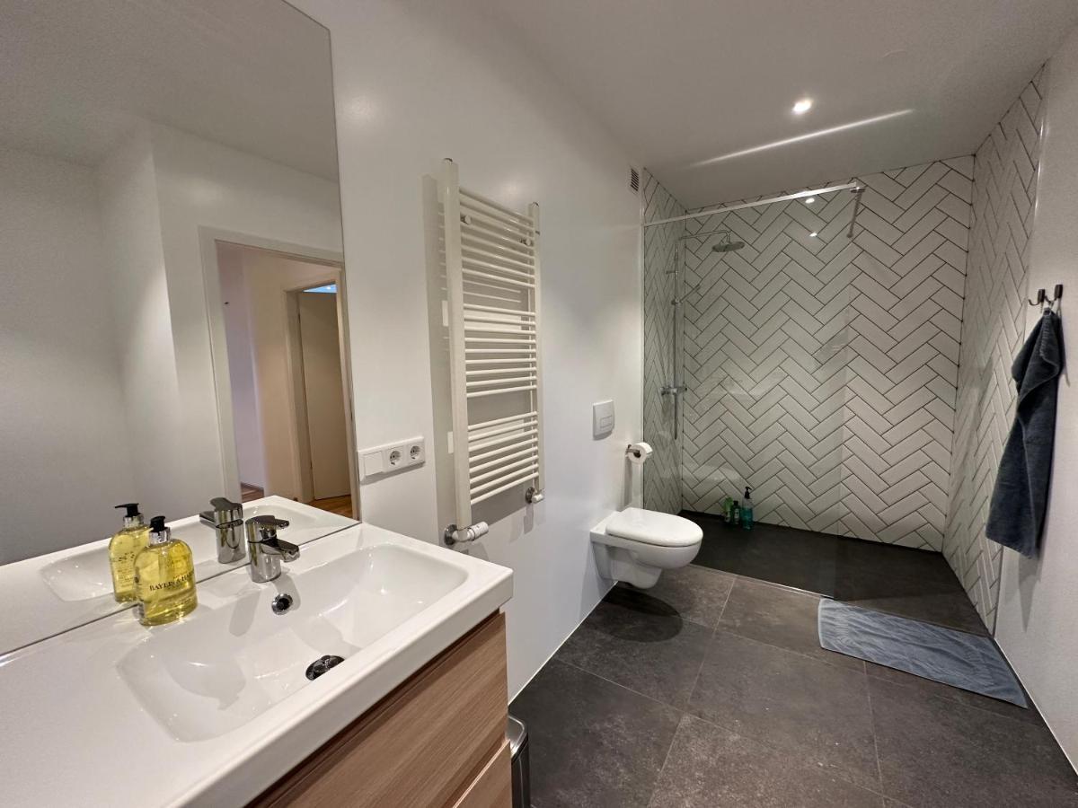Modern And Spacious 4br Apartment,only 3 Km Drive From Downtown Apartment