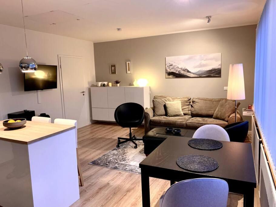 Cosy One Bedroom In Apartment *