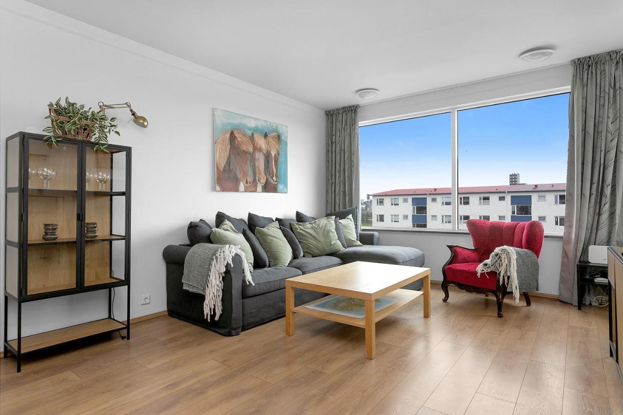 Bright 1br With A View