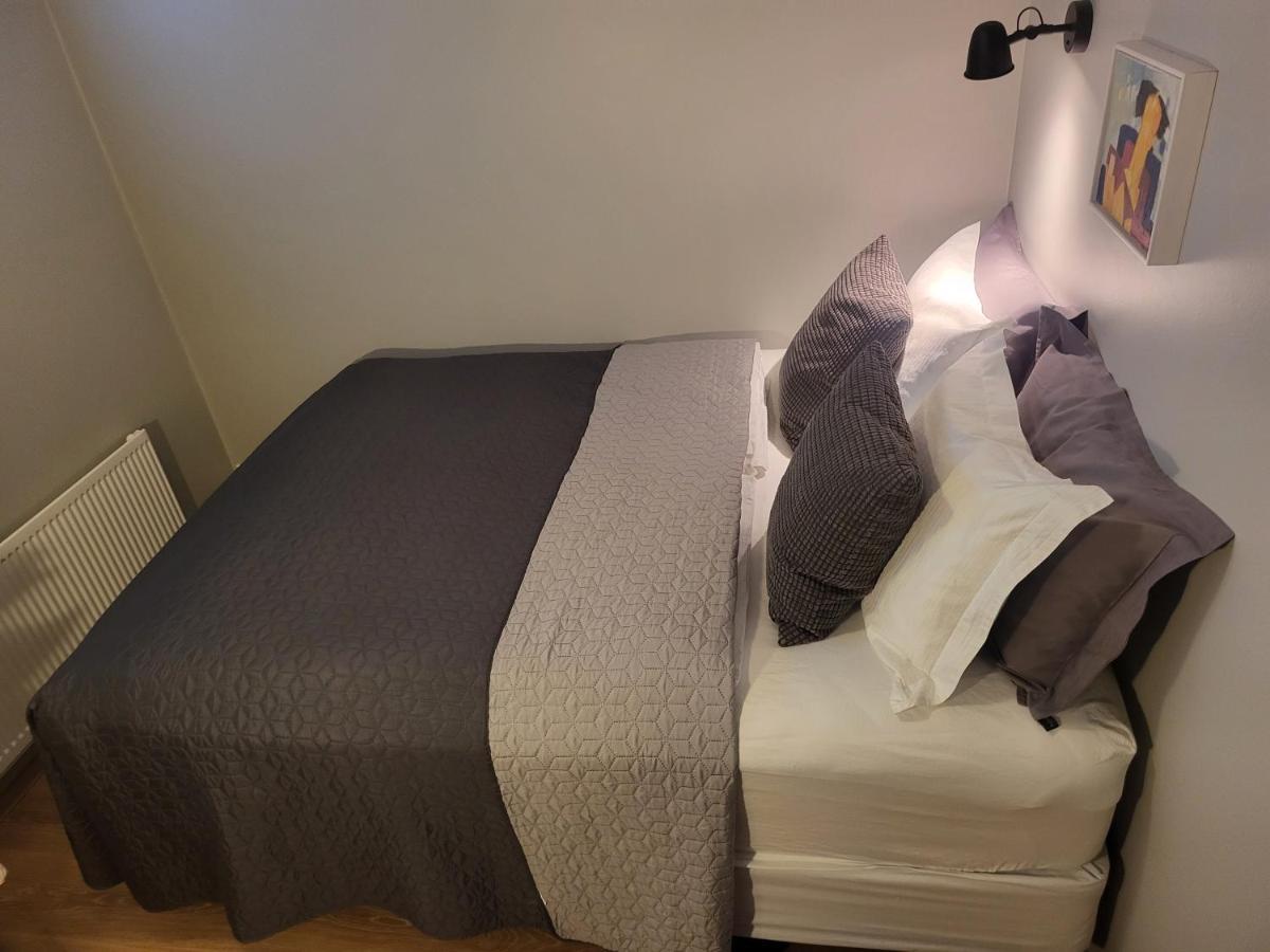 Cozy 2 - Bedroom In Amazing Location.