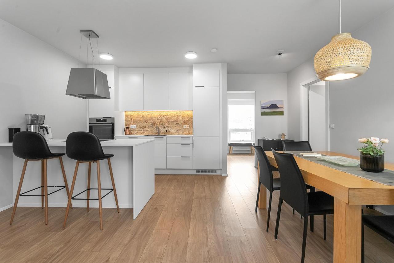 Modern 2br Flat W/ Balcony *