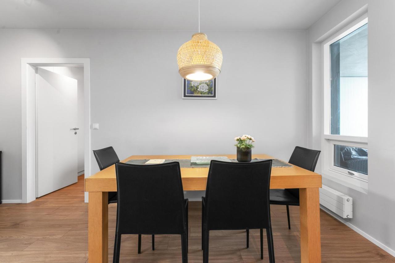 Modern 2br Flat W/ Balcony *