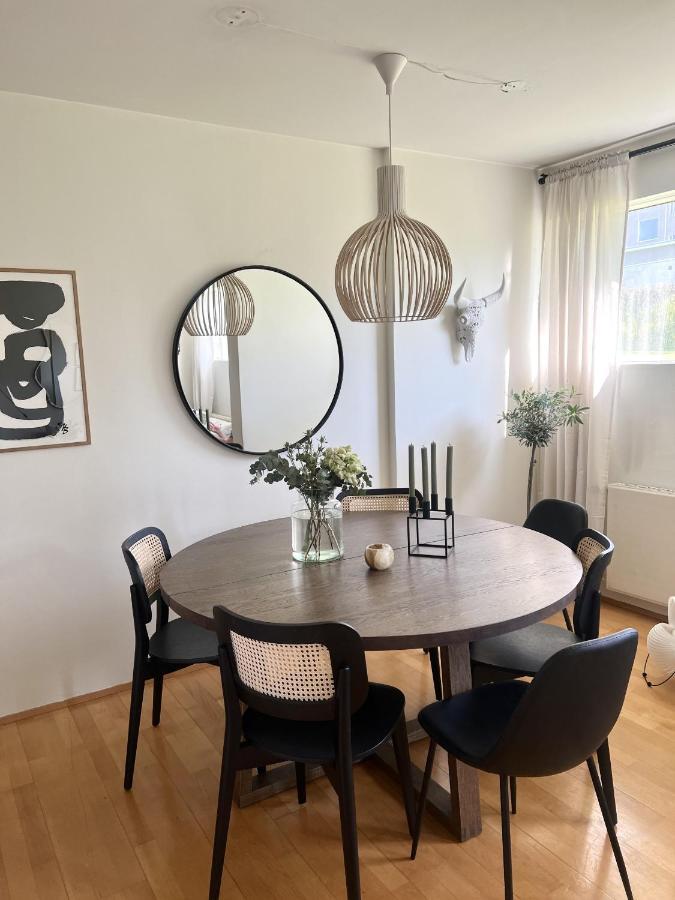 S8 - Cozy 2 Bedroom In Apartment *