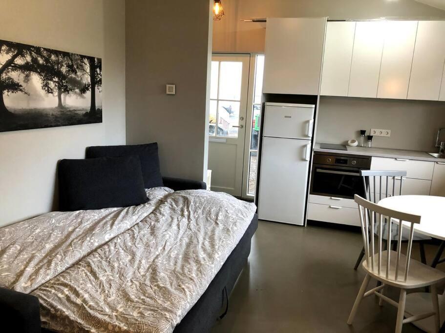 Adorable One Bedroom With Free Parking.