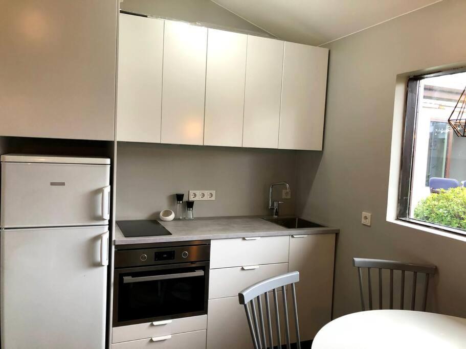 Apartment Adorable One Bedroom With Free Parking. *