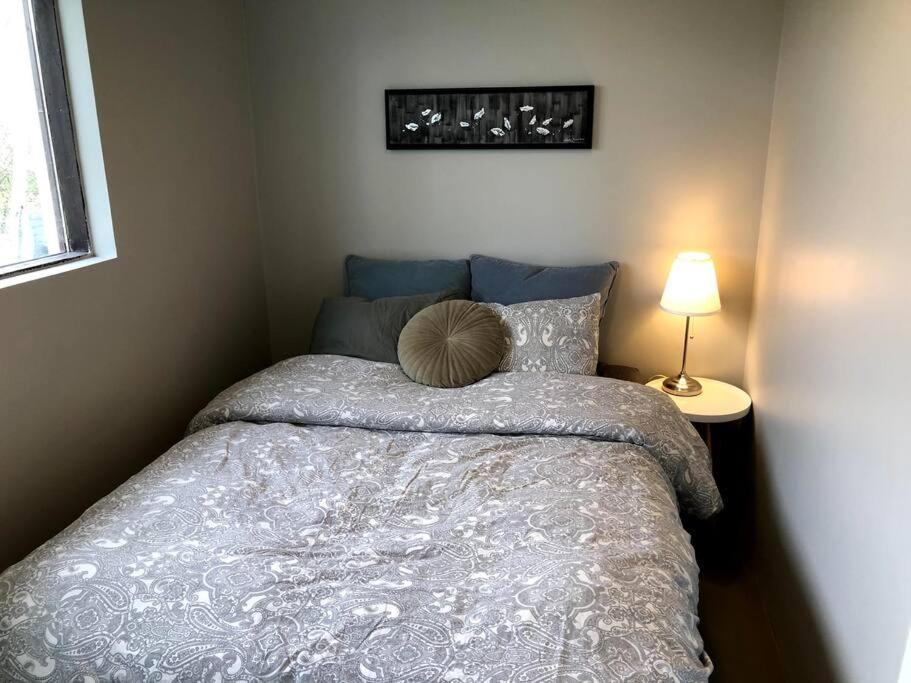 Apartment Adorable One Bedroom With Free Parking. *