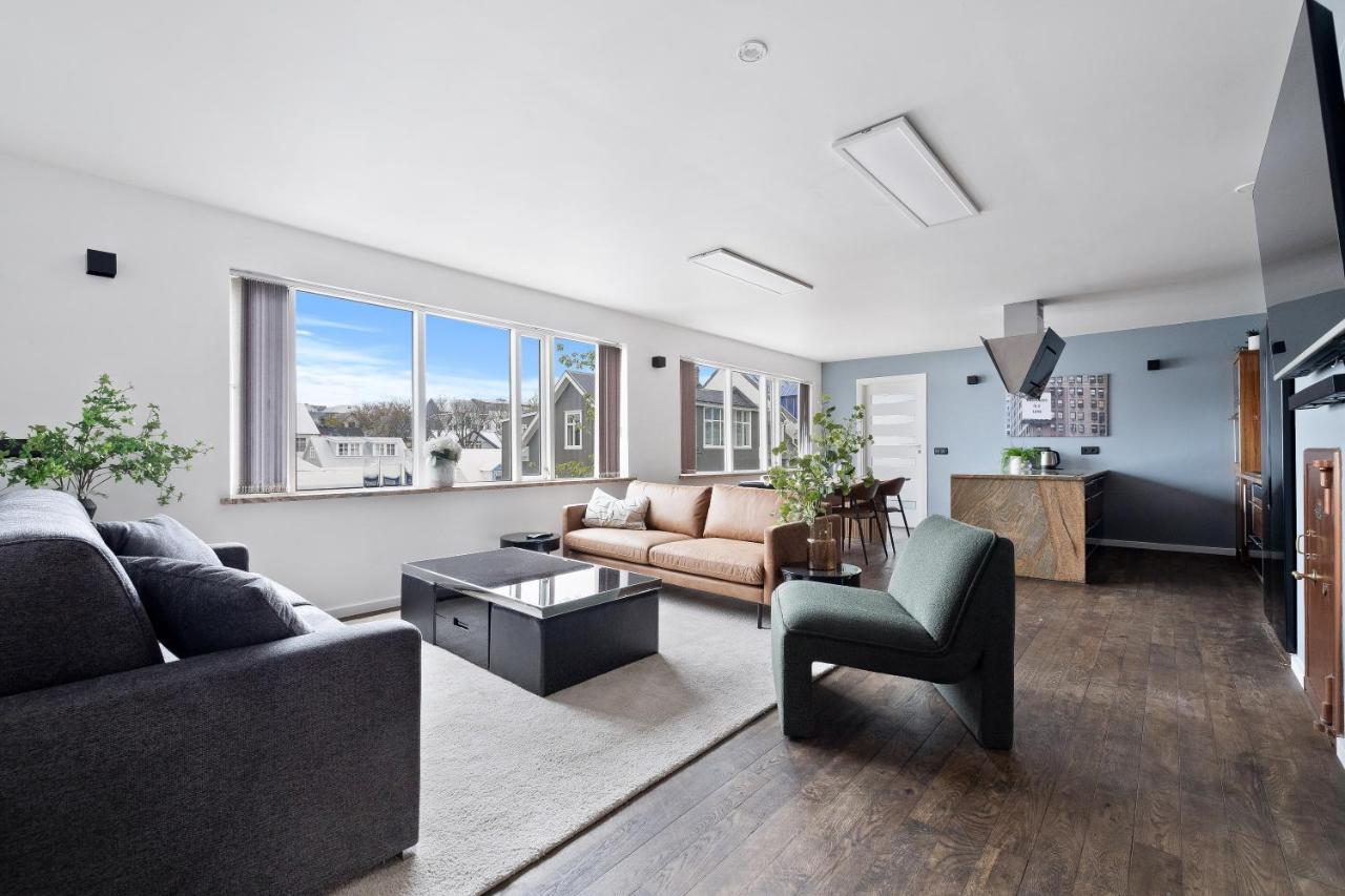Down Town Rvk Shopping Street Living Apartment