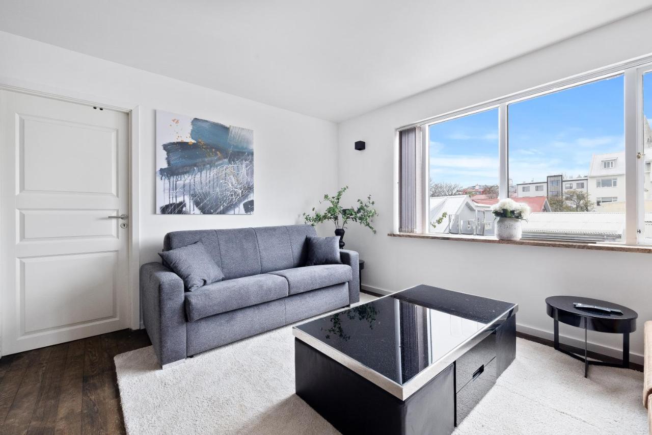 Down Town Rvk Shopping Street Living Apartment
