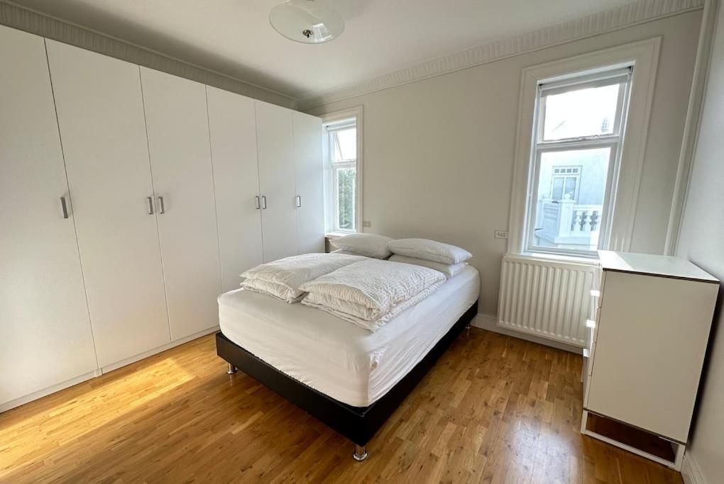 Beautiful 2 Bedroom Downtown *