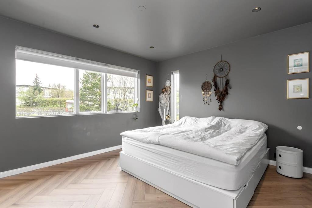 A Modern And Stylish Furnished House In *
