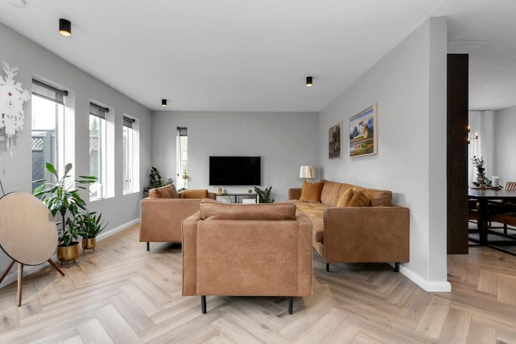 A Modern And Stylish Furnished House In *