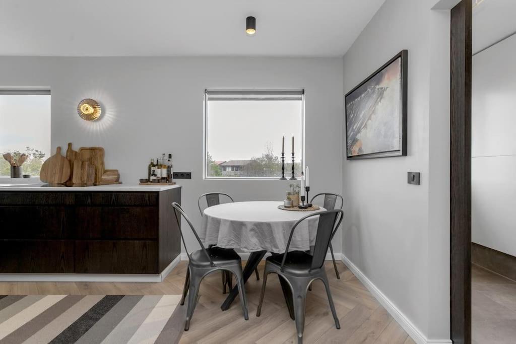 A Modern And Stylish Furnished House In Villa Reykjavik