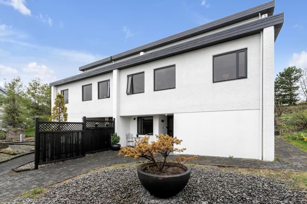 A Modern And Stylish Furnished House In * Reykjavik