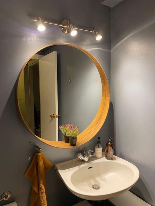 A Cozy One-bedroom Basement In Rvk Suburbs Apartment *