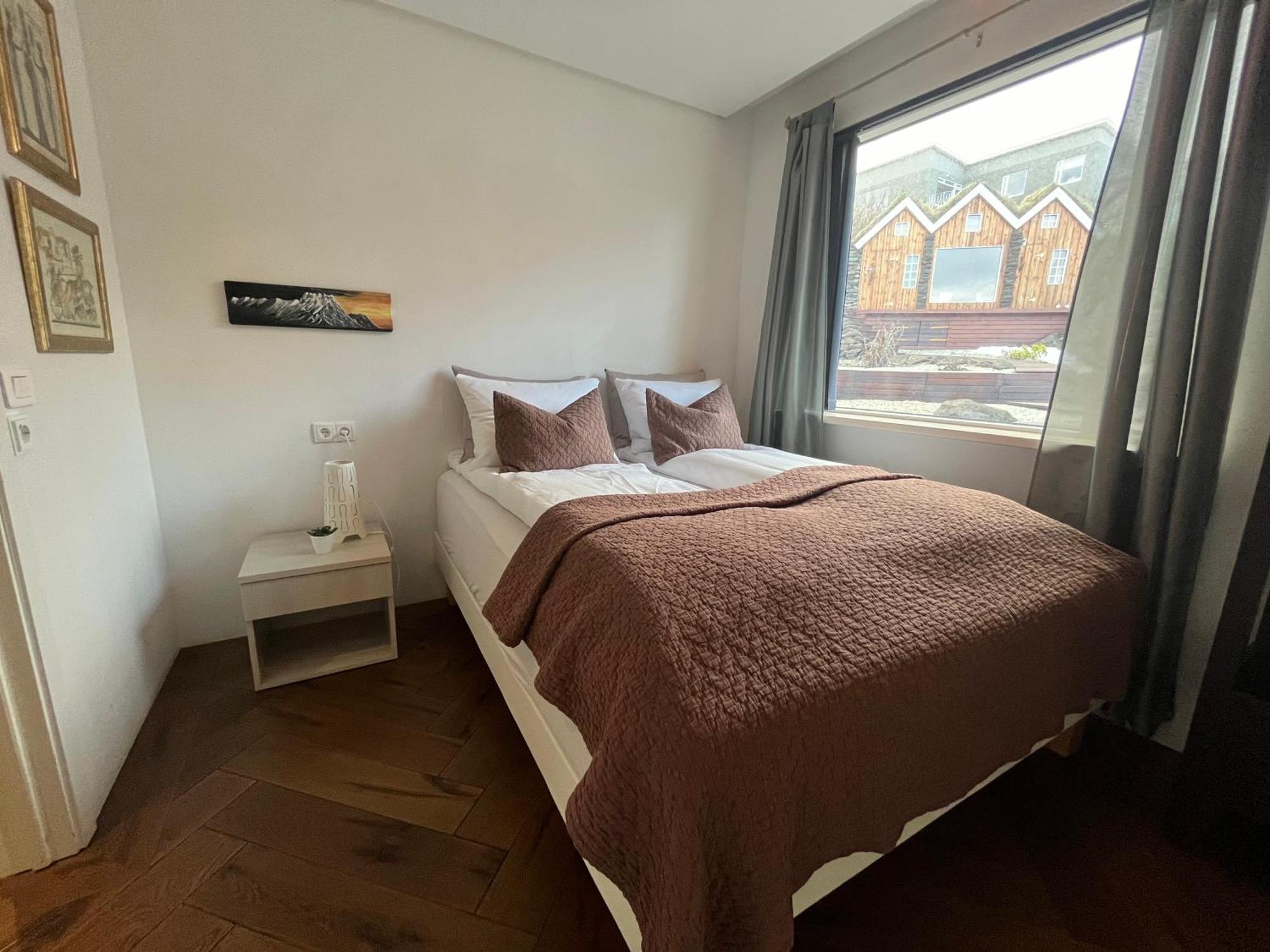 Iceland Sjf Villa, Hot Tub & Outdoor Sauna Amazing Mountains And View Over Villa Reykjavik
