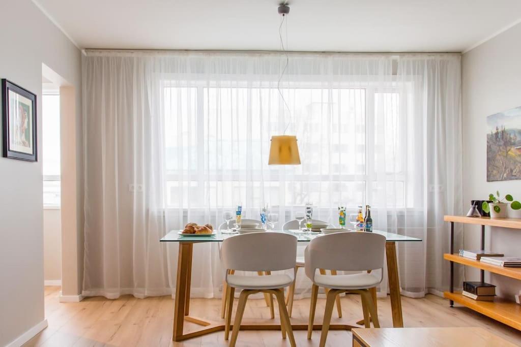 Center Base In A Prime Location In Apartment *