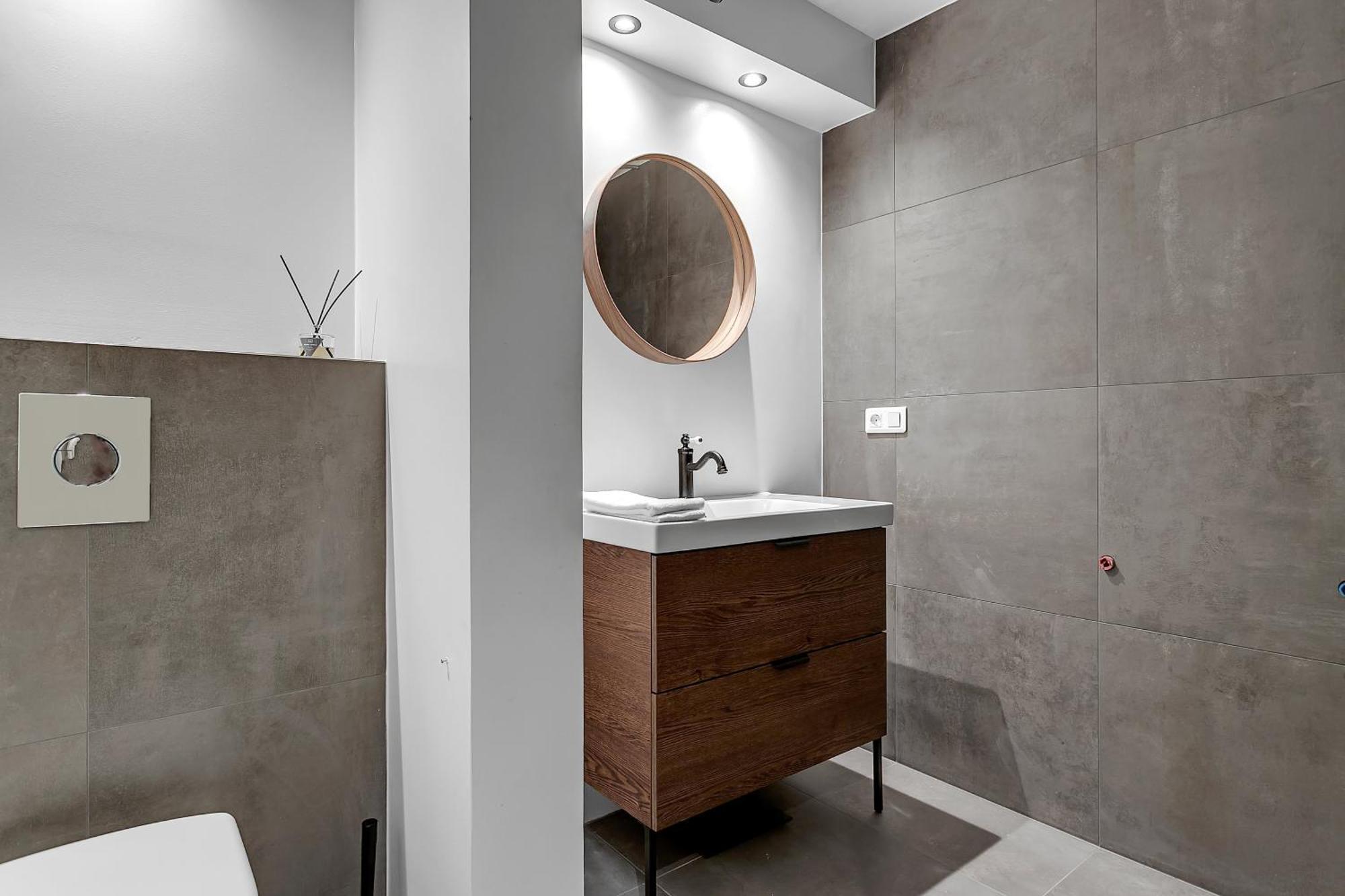 Spacious And - 3 Bedrooms *