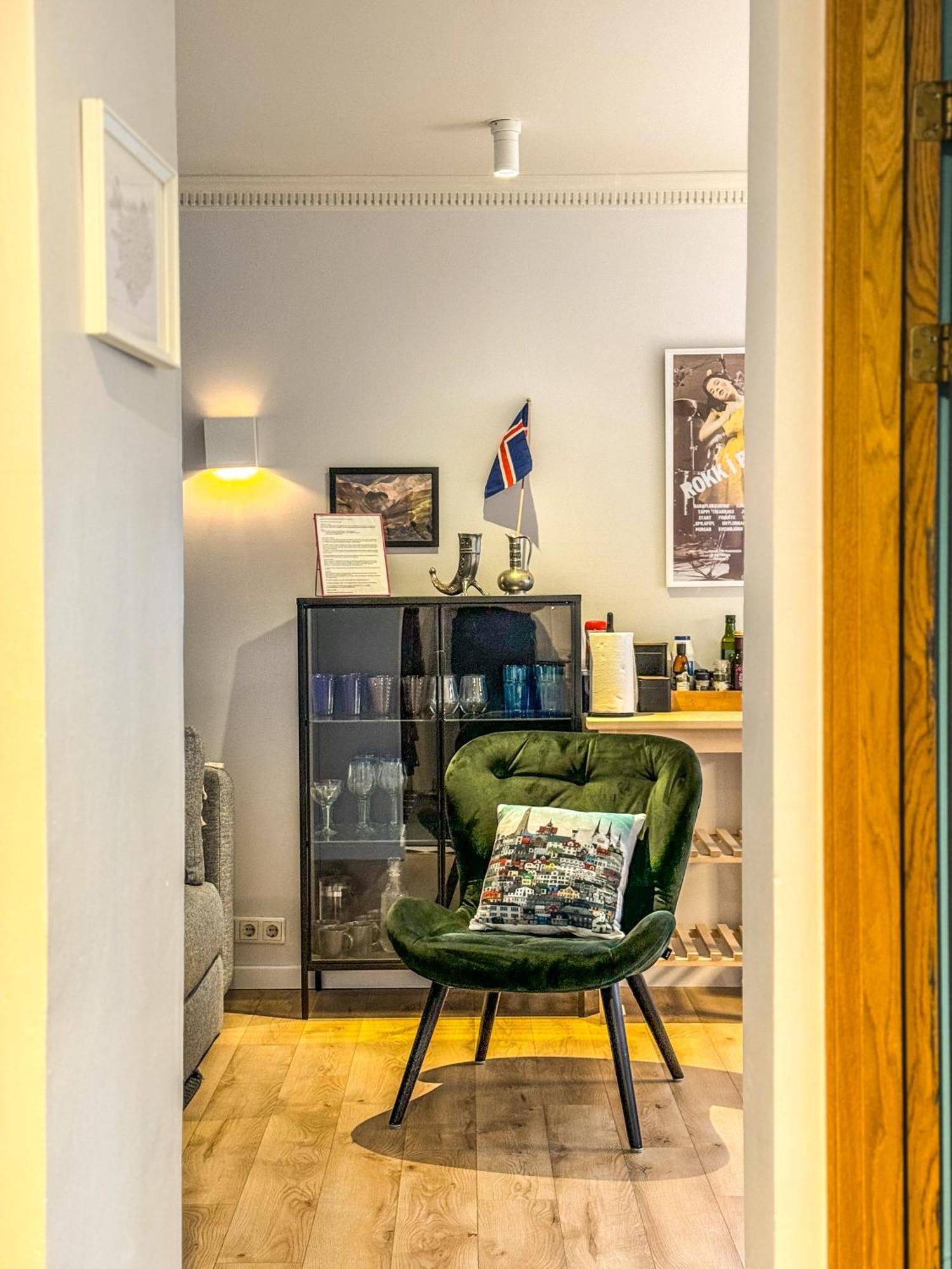 Enjoy Yellow Door Apartment