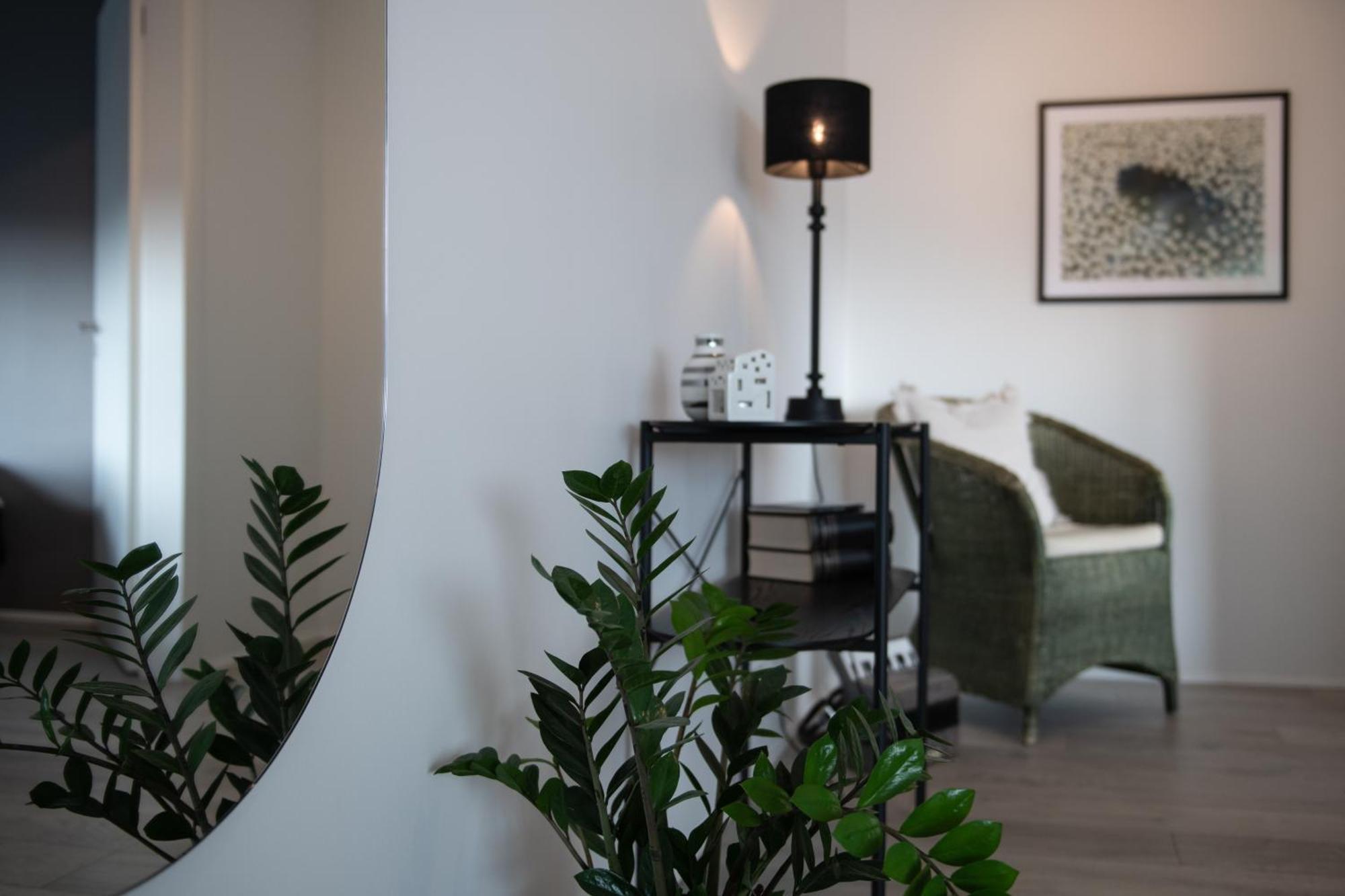 Apartment Lovely Modern 1-bedroom Apartment, Free Parking *