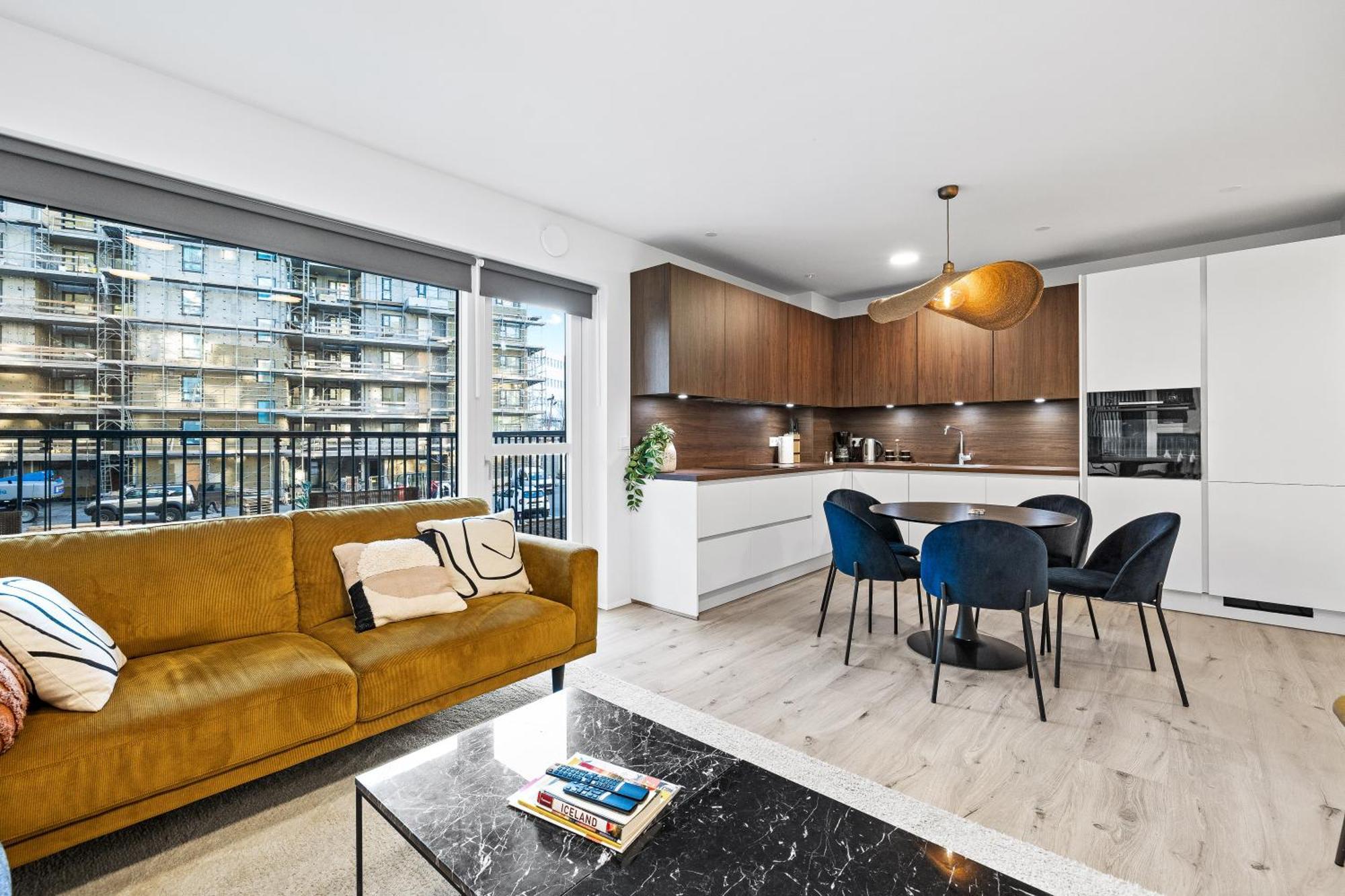 Unwind In Luxury Steps From Smaralind Mall * Reiquiavique