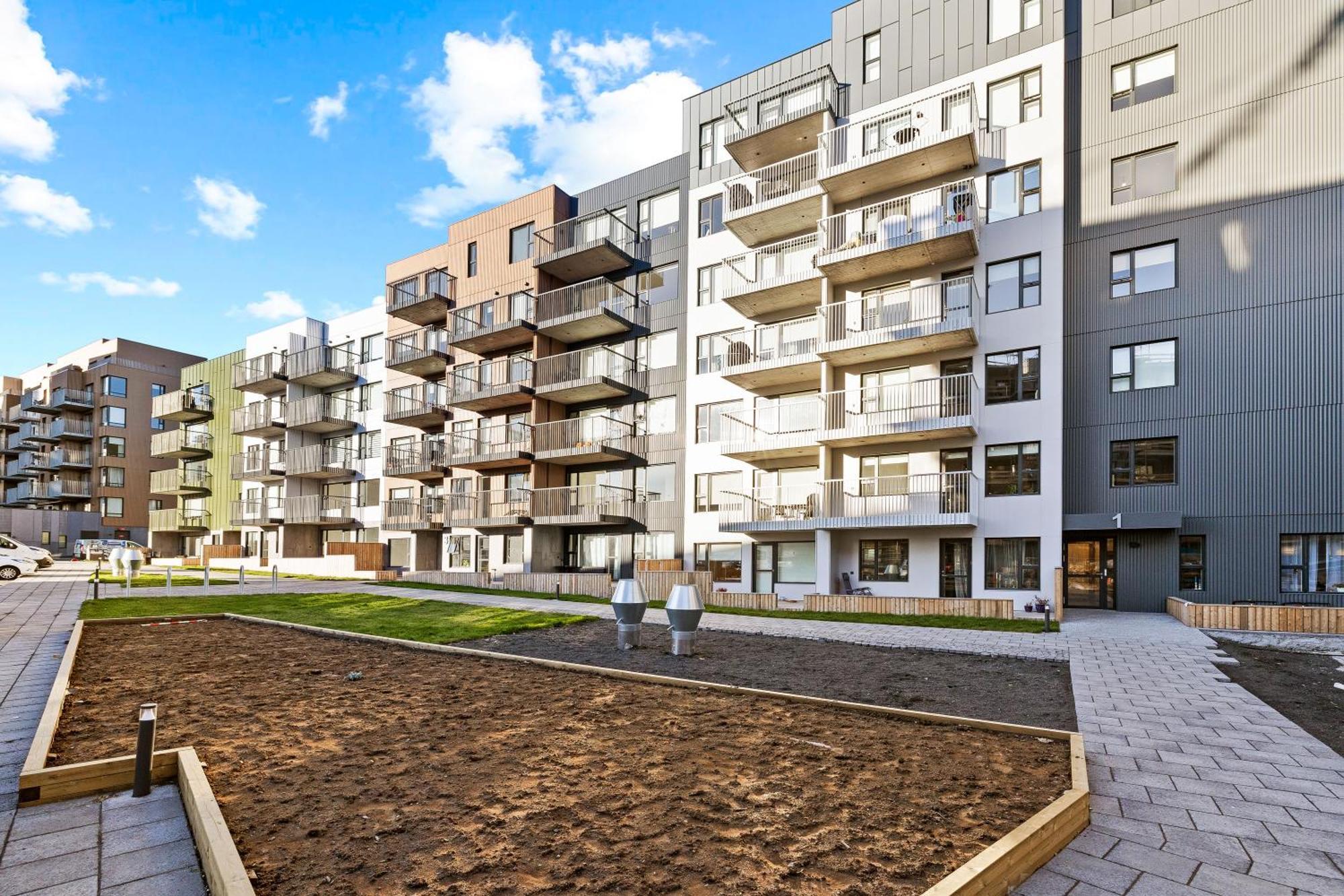New Near Smaralind Mall With Private Parking