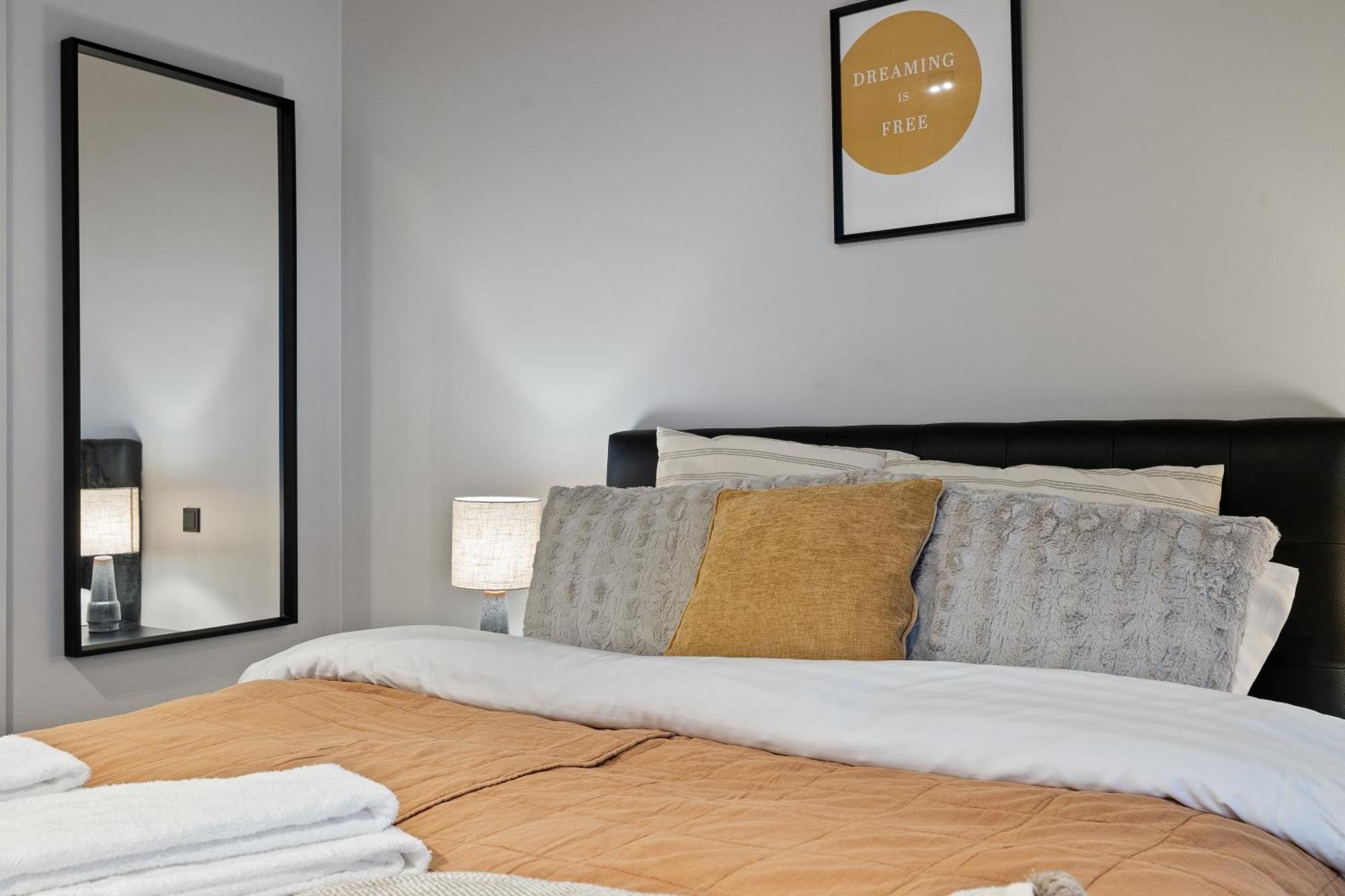 Vibrant Hafnatorg I Spacious With Expansive Garage Apartment *