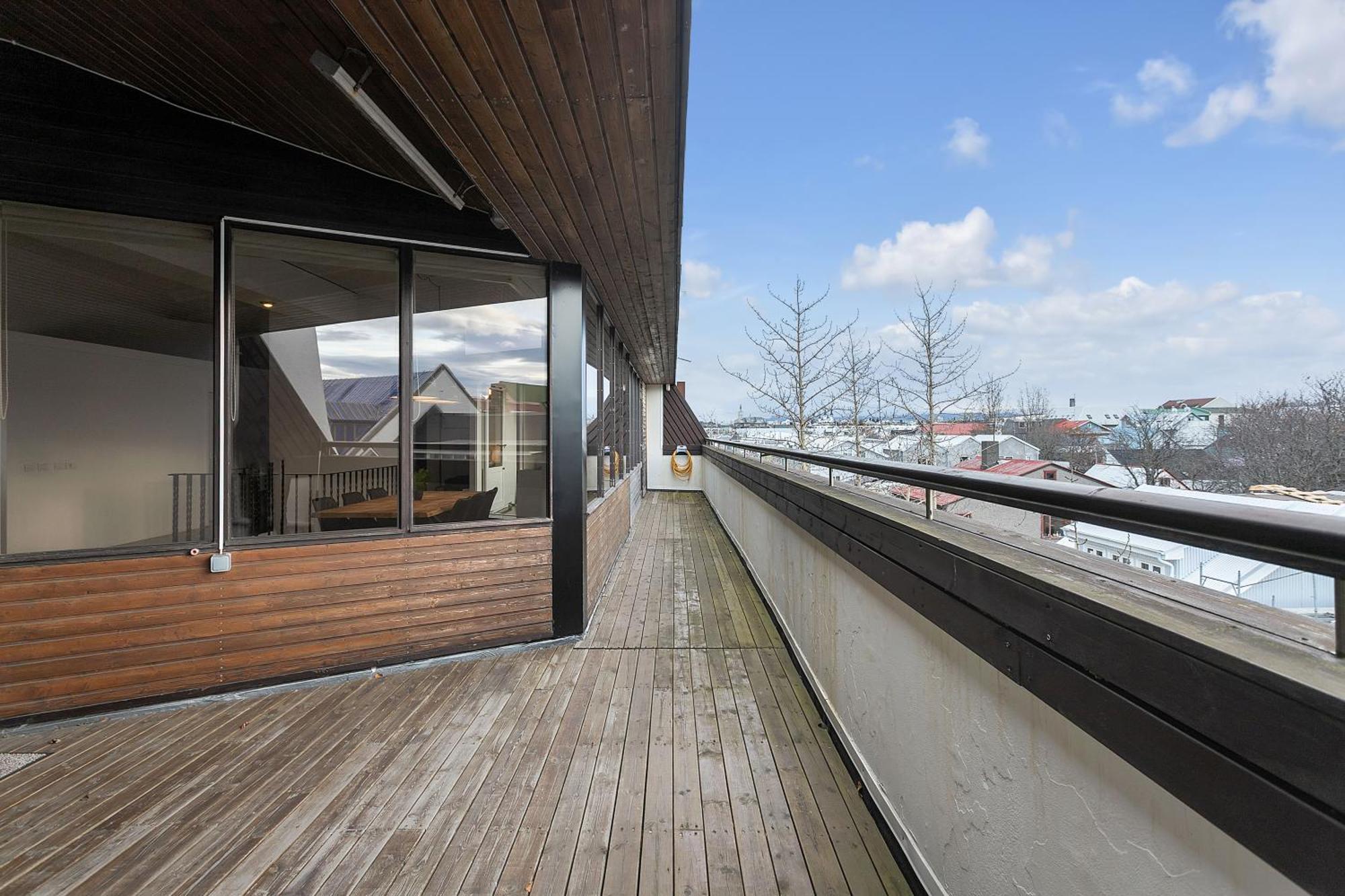 Penthouse On The Shopping Street-free Parking *
