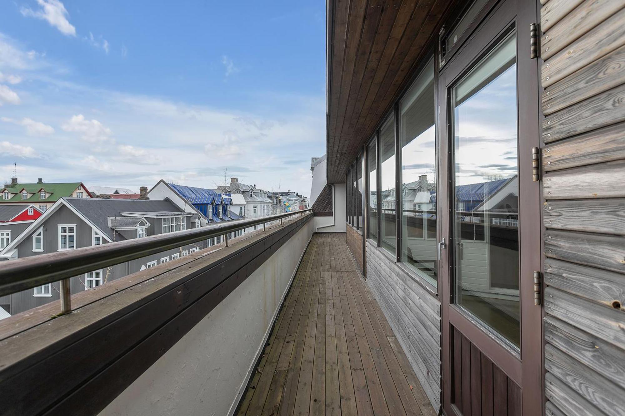 Penthouse On The Shopping Street-free Parking Apartment Reykjavik