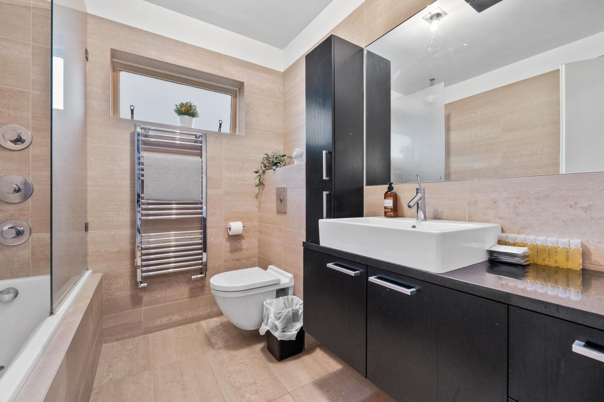 Penthouse On The Shopping Street-free Parking Apartment