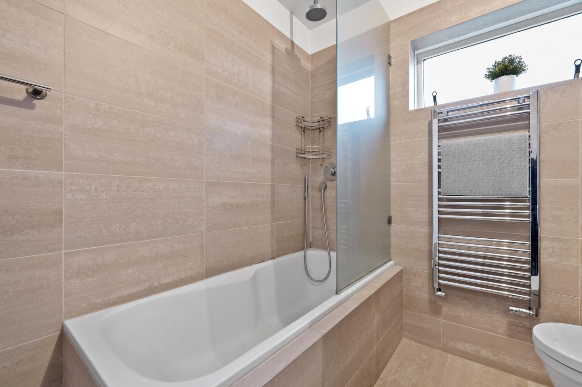 Penthouse On The Shopping Street-free Parking