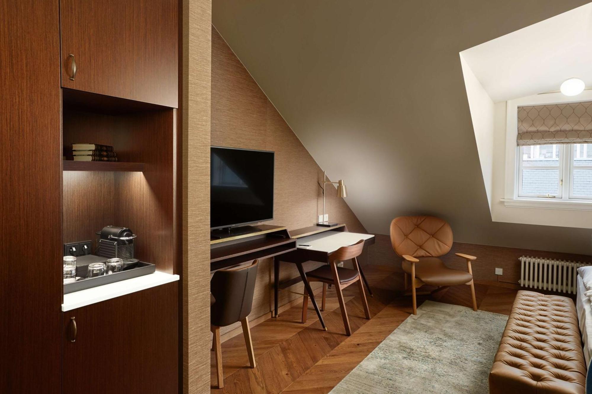 Konsulat Hotel, Curio Collection By Hilton