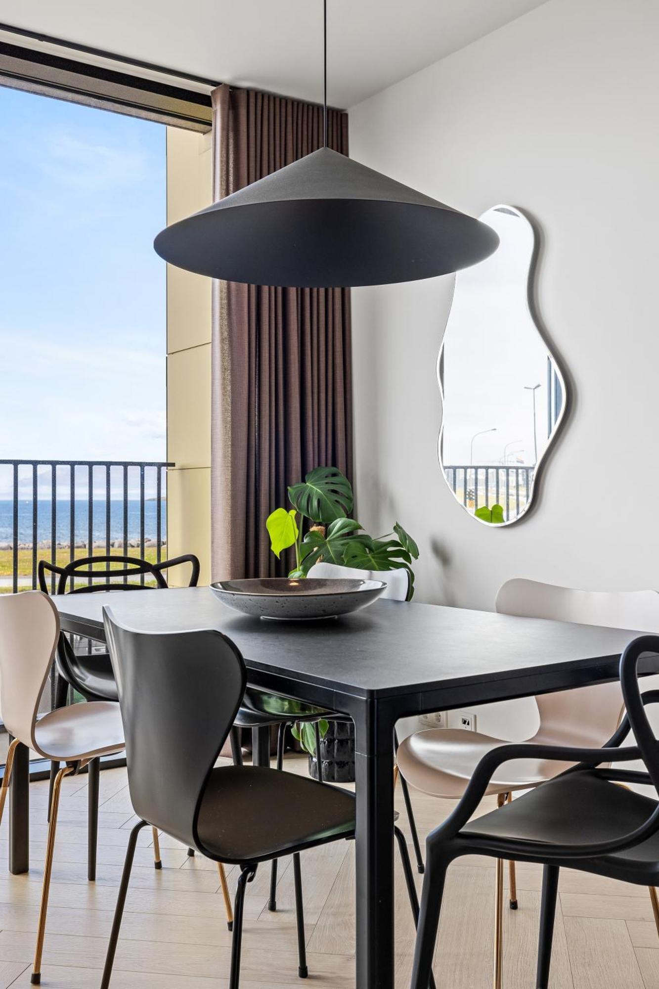 Specious 3br & 2ba With Ocean View - Free Parking Apartamento