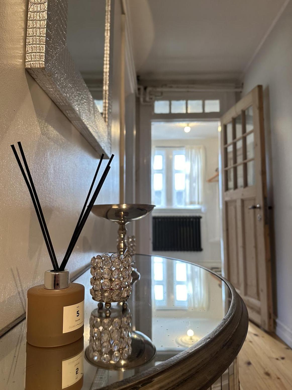 Urban Escape 2-bedroom Haven With Private Entrance *