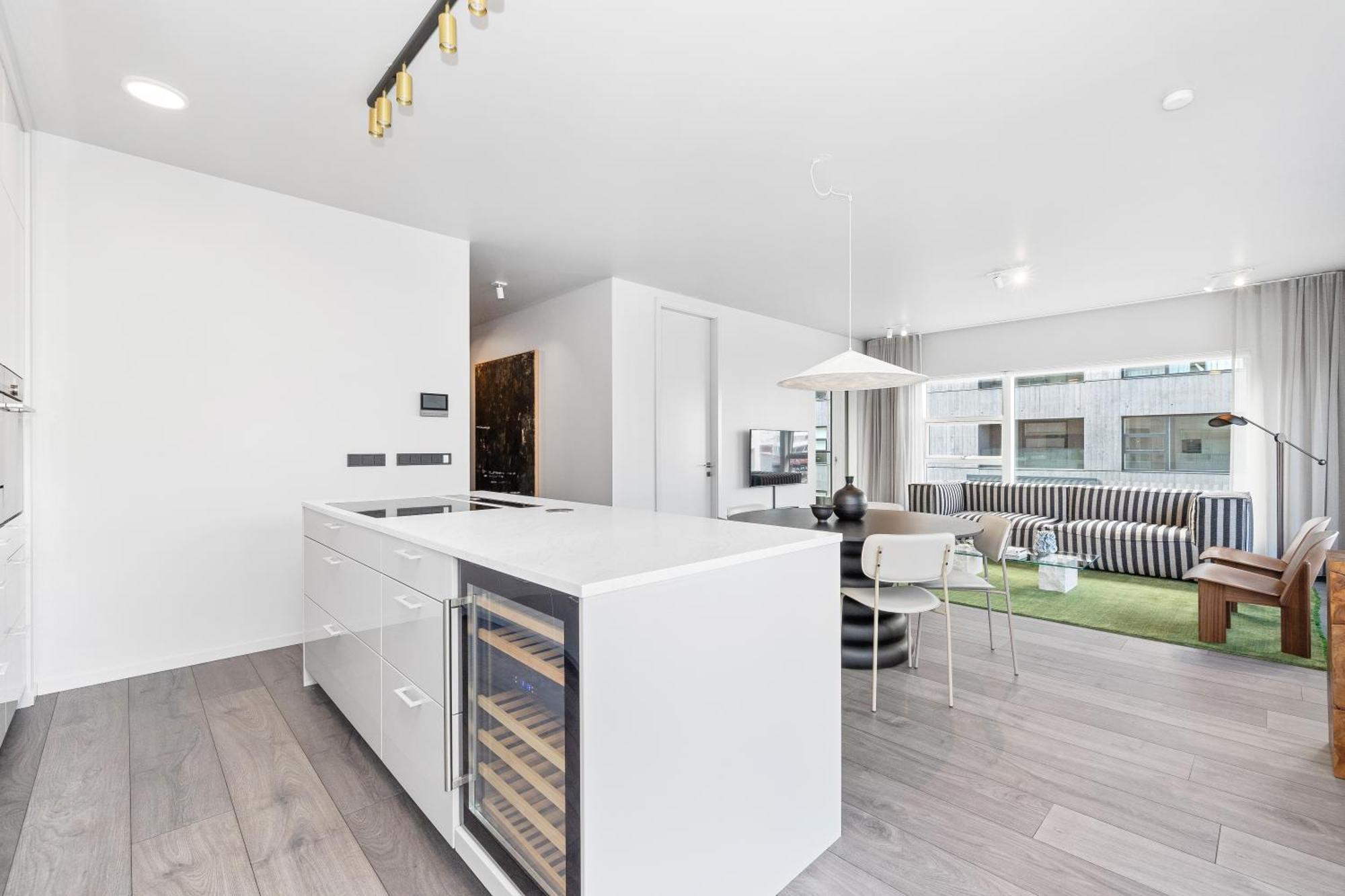 Harbour View 2br & 2ba Center With Free Parking Apartment