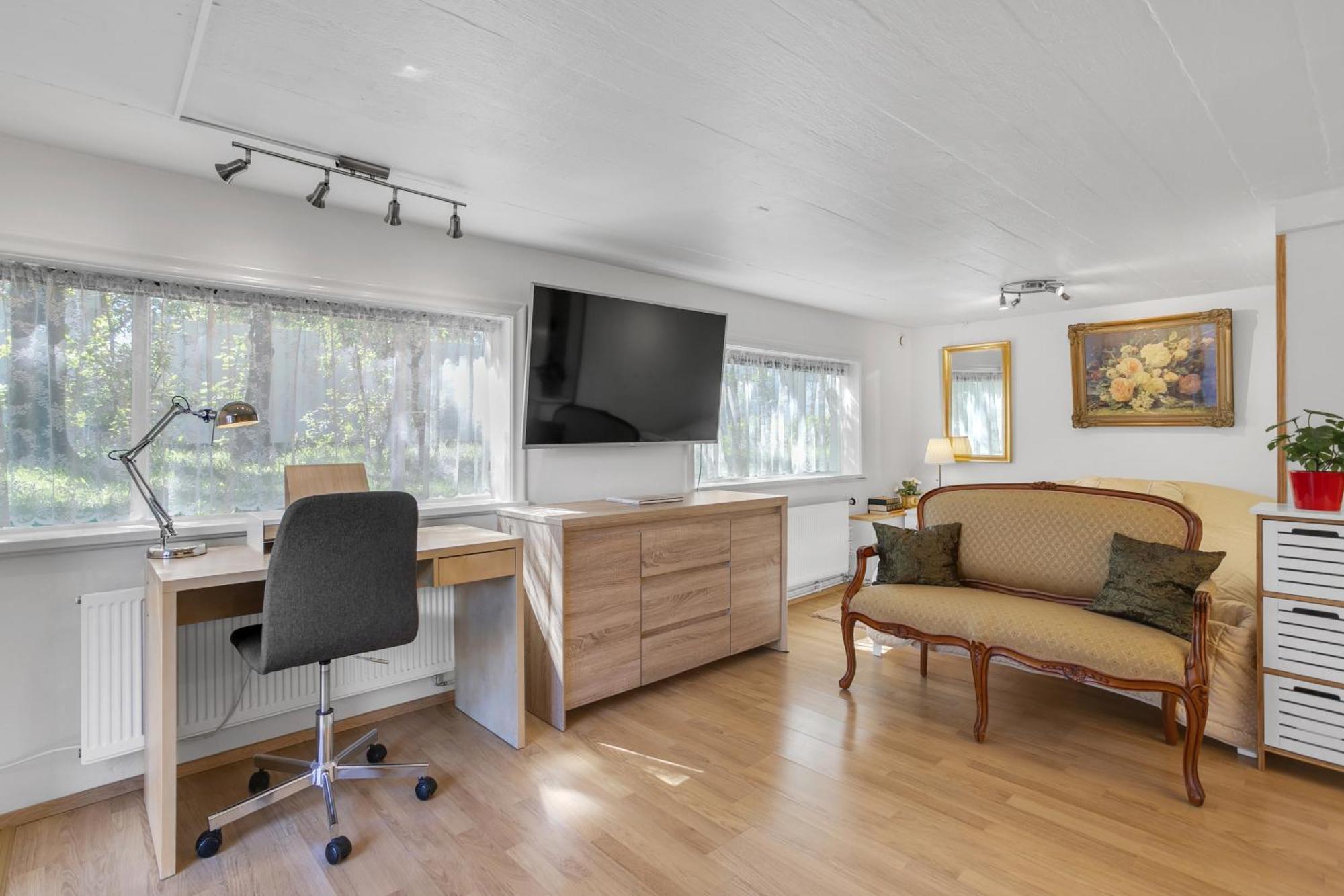 Lara In Laugardalur Valley, Park And Botanical Garden, Private Entrance, Free Private Parking On Side Appartement *