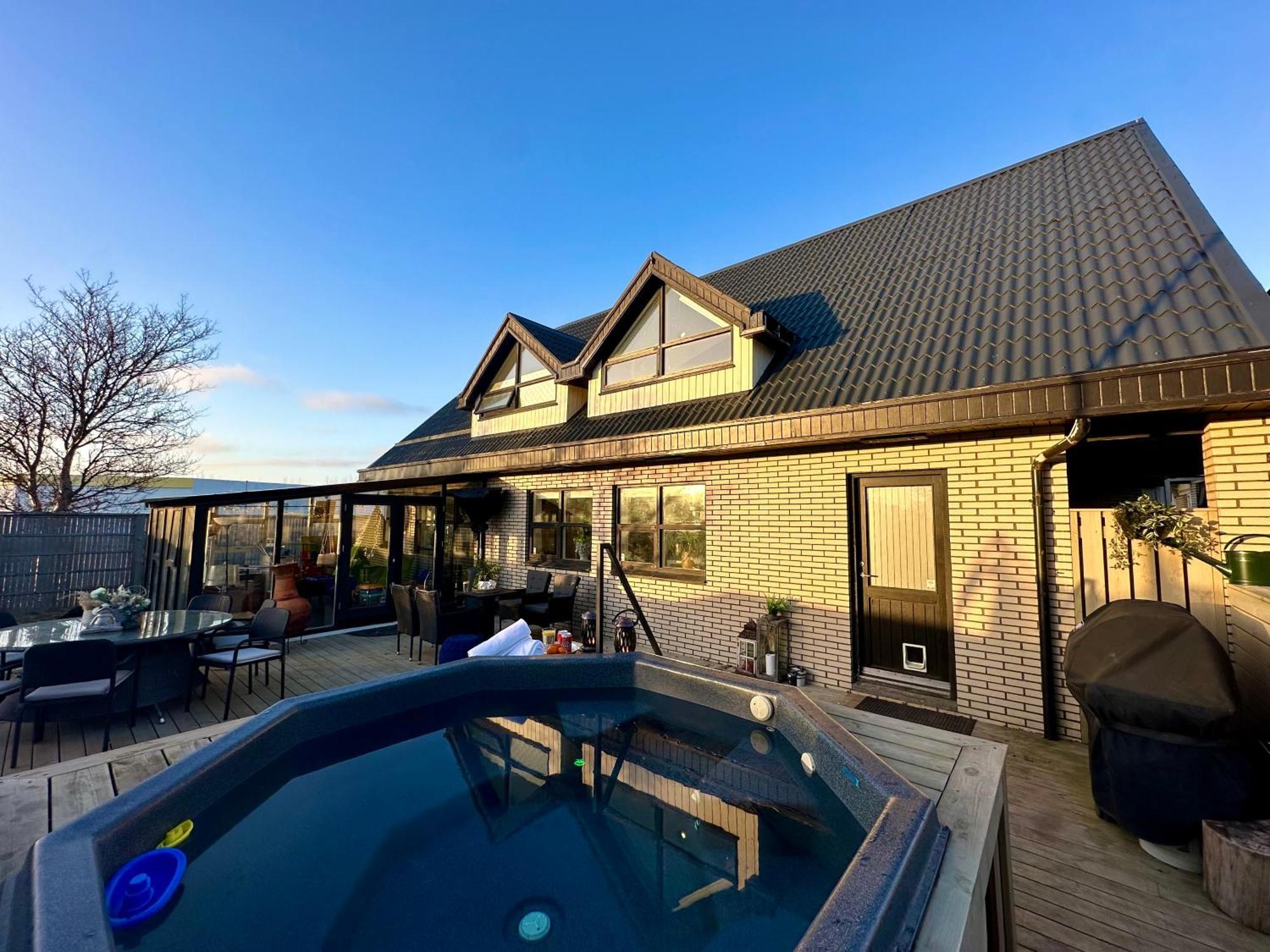 Luxurious House With Hot & Cold Tub