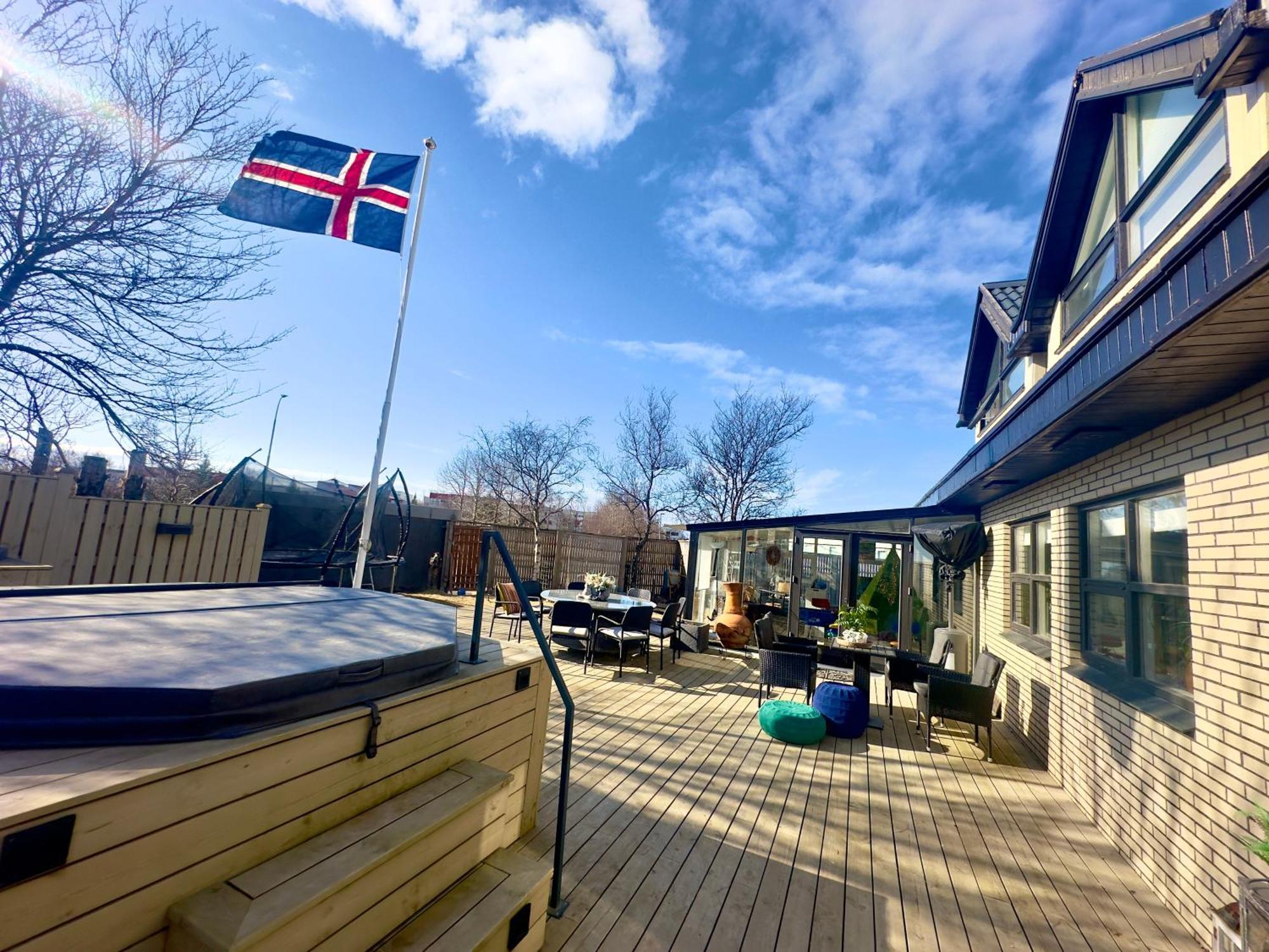 Luxurious House With Hot & Cold Tub Reykjavík