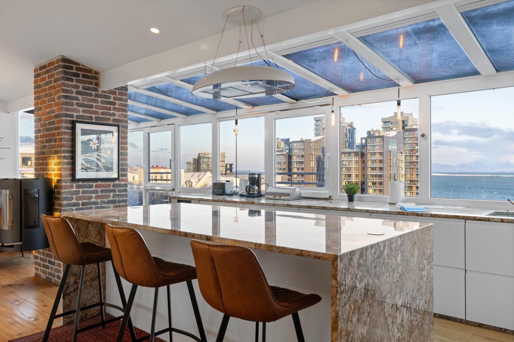 Dead Centre Penthouse Apartment *